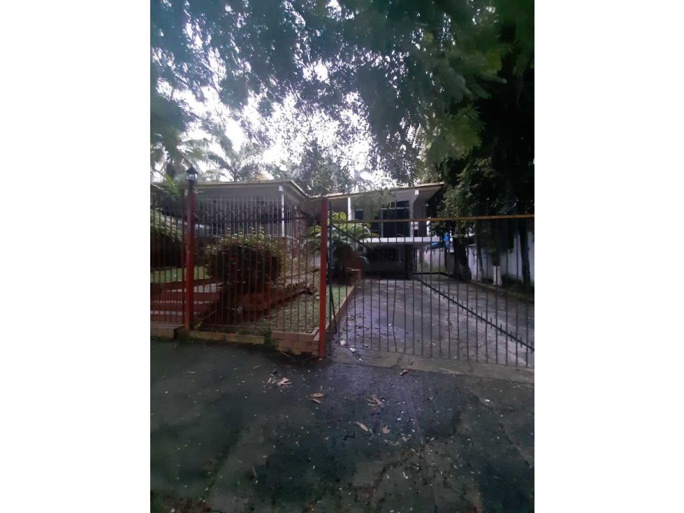 VENTA DE AMPLIA CASA PARA USO COMERCIAL CON PERMISO 900M2 MBR - 1