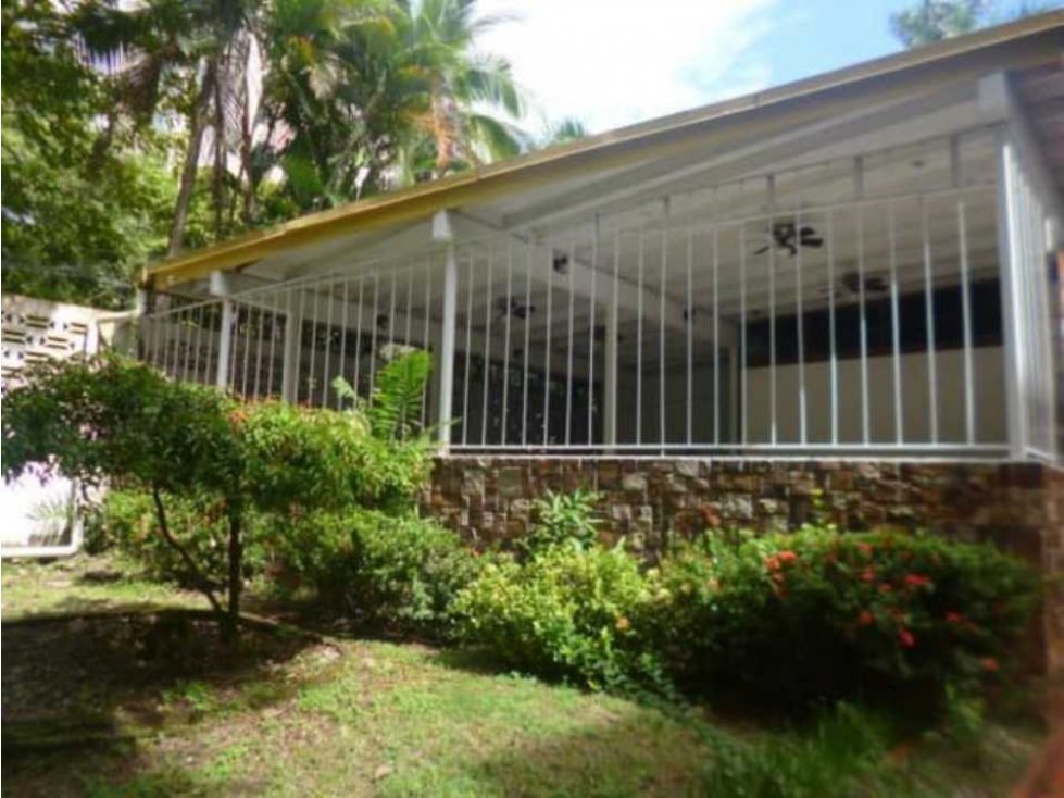 VENTA DE AMPLIA CASA PARA USO COMERCIAL CON PERMISO 900M2 MBR - 2