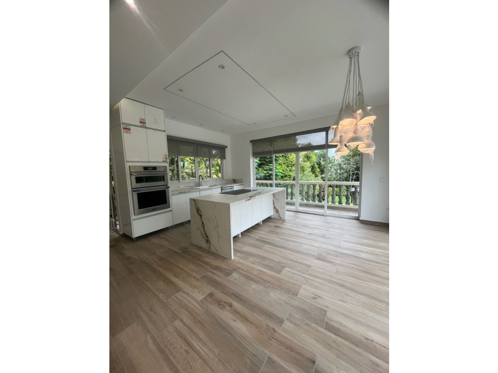SE VENDE MANSION EN ALTOS DEL GOLF 100% REMODELADA