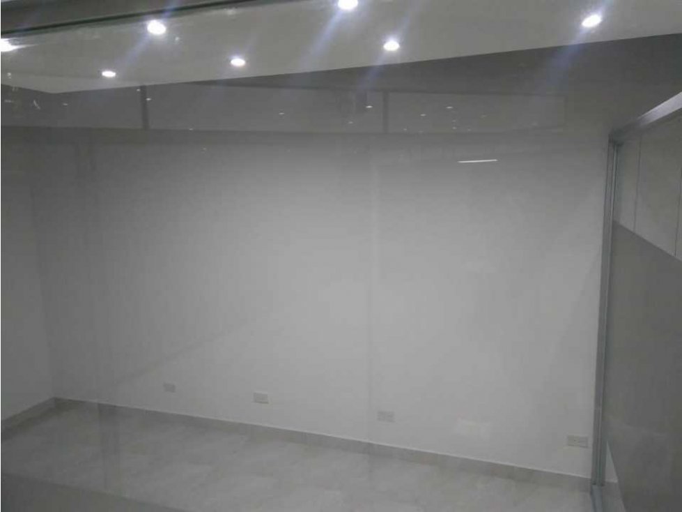 SE VENDE O ALQUILA OFICINA RECIEN REMODELADA - 6
