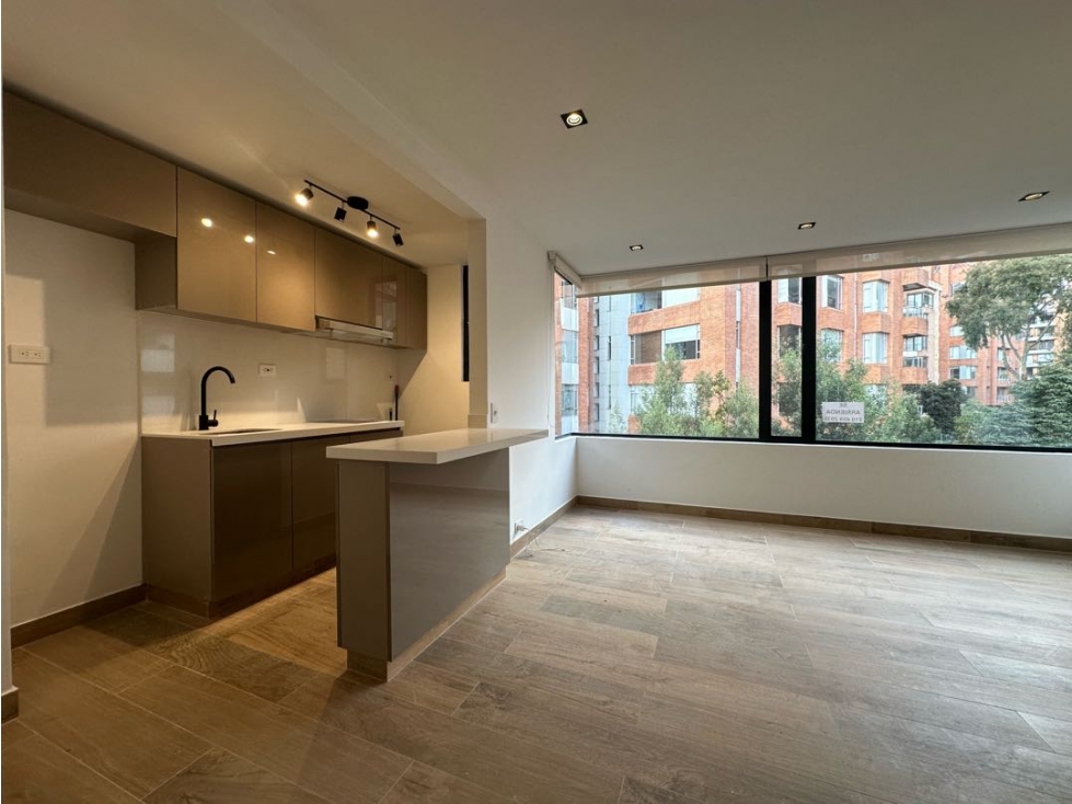SE VENDE RENTADO APARTAMENTO EN ROSALES REMODELADO 40m2