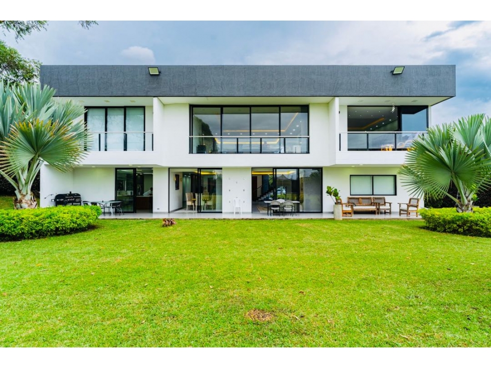 ¡OPORTUNIDAD!Se vende casa campestre en Llanogrande. Unidad cerrada