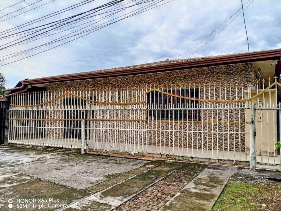 Se vende o se alquila casa con grandes espacios, hermosa y céntrica