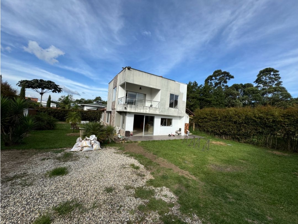 SE VENDE O SE PERMUTA CASA FINCA EN LA CEJA INDEPENDIENTE