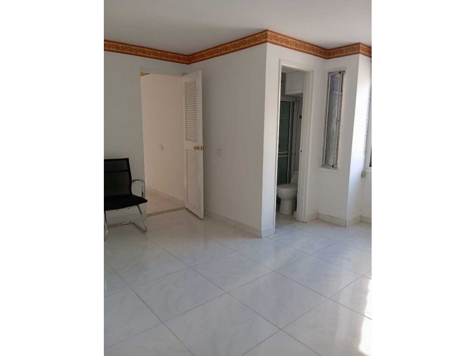 Se vende oficina amplia en el centro, excelente ubicacion — foto 4