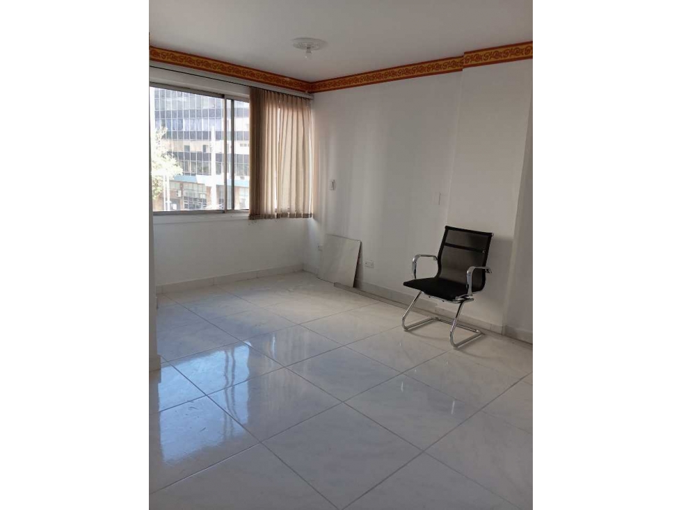 Se vende oficina amplia en el centro, excelente ubicacion — foto 5