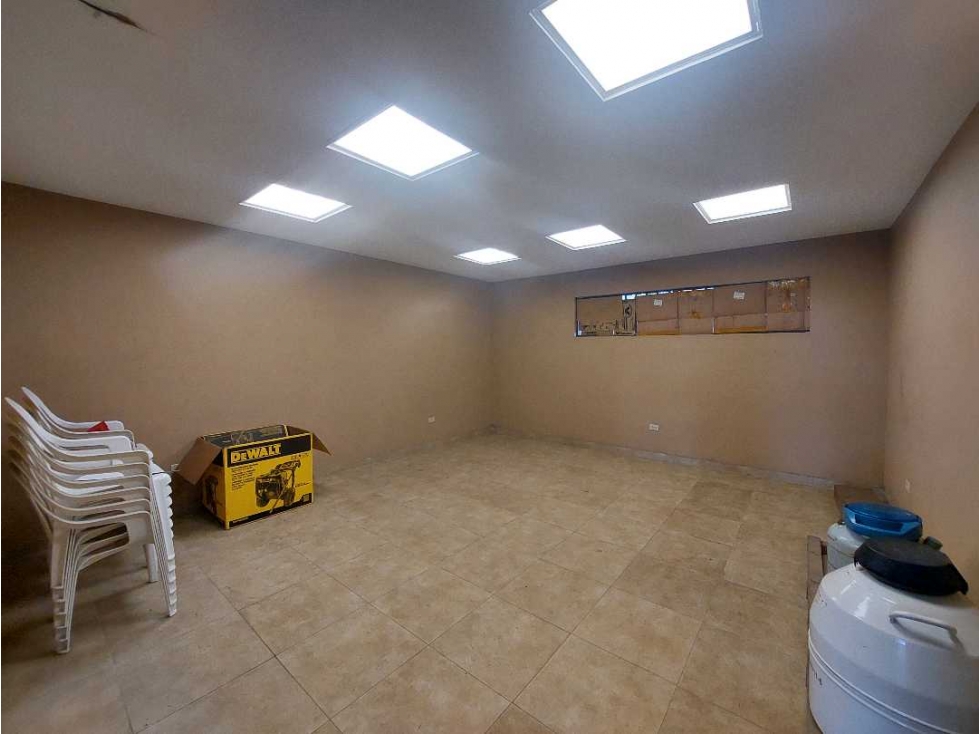Vendo oficina con galera y area de hospedaje La Villa de los Santos. - 5