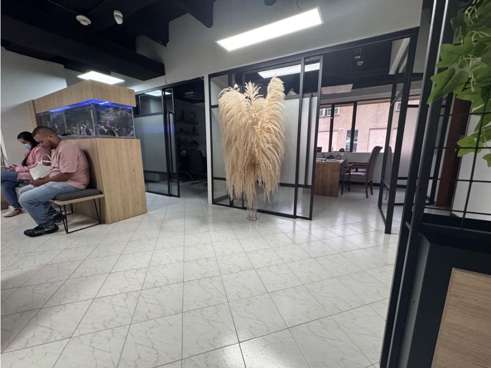 SE VENDE OFICINA POBLADO CON TERRAZA CASTROPOL