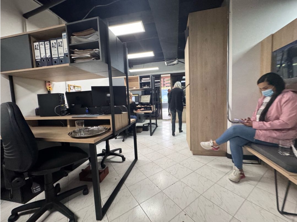 SE VENDE OFICINA POBLADO CON TERRAZA CASTROPOL — foto 4
