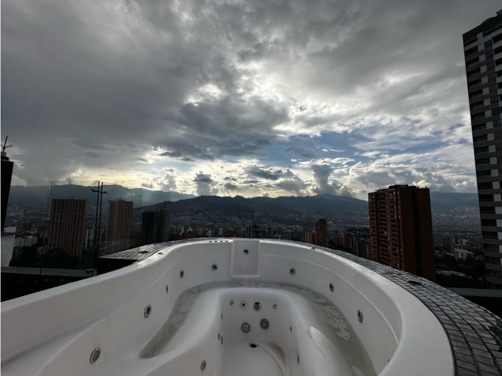 Se vende penthouse por los balsos el poblado Medellín