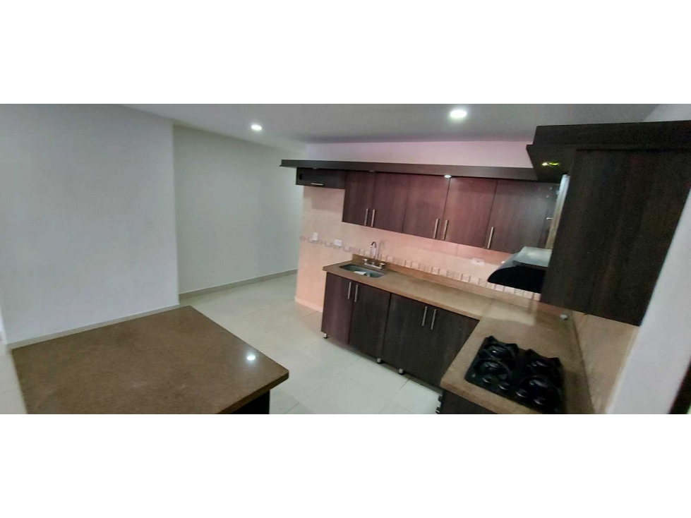 SE VENDE PRIMER PISO BELLO BARRIO EL OBRERO 2 PARQUEADEROS 120 MTS — foto 2