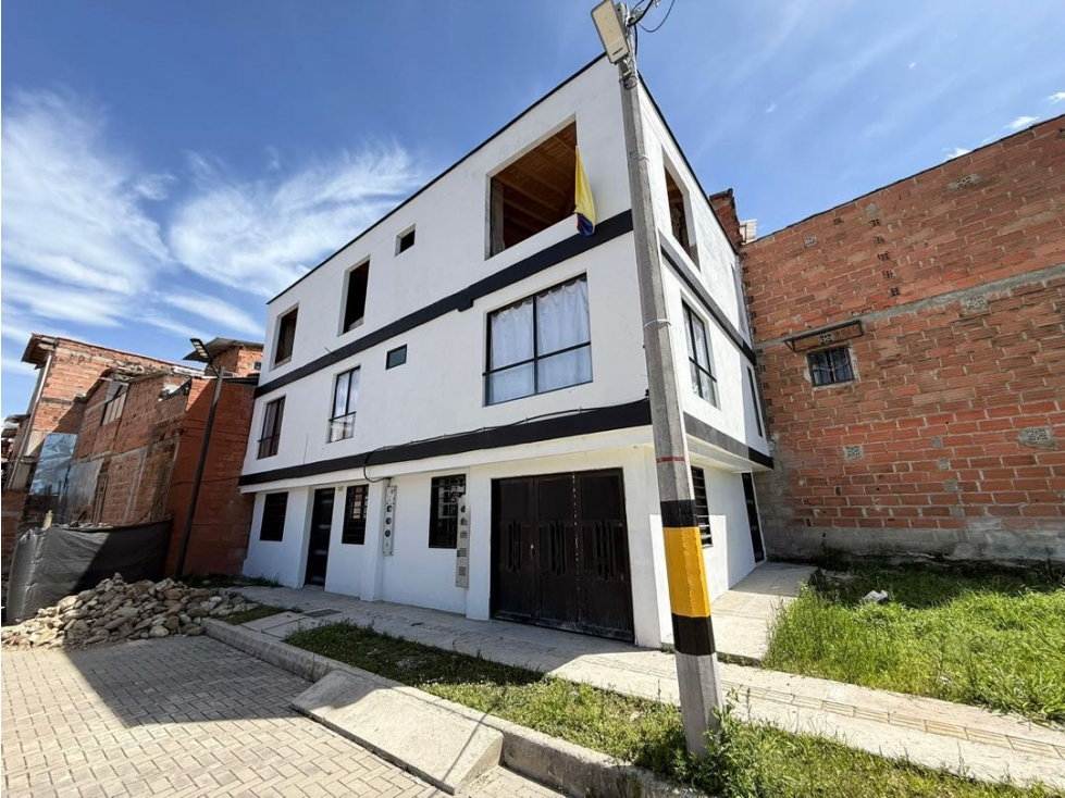 Se vende primer piso en El Edén