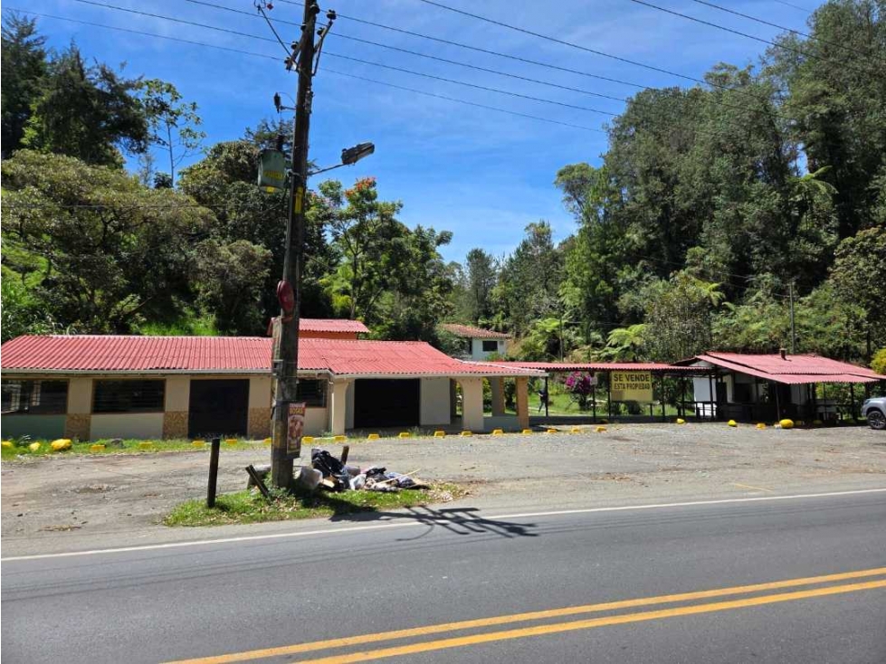 Se vende propiedad comercial via la ceja san Antonio de pereira