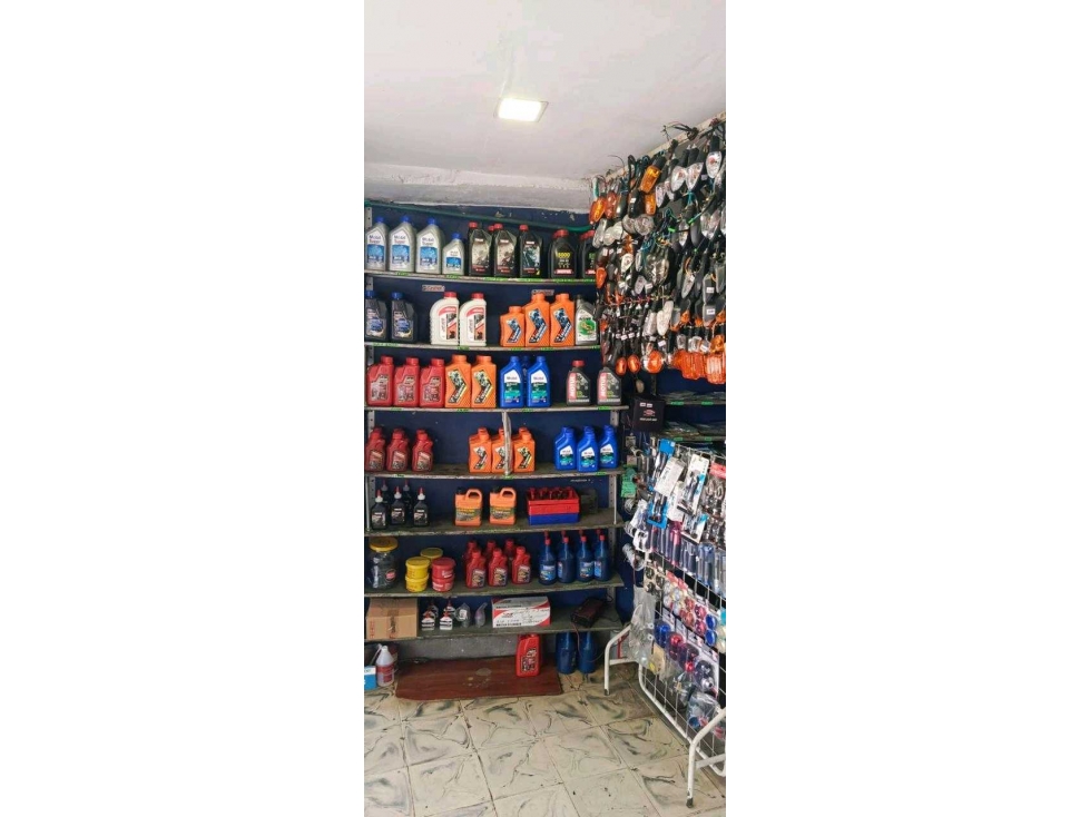 SE VENDE TALLER Y ALMACEN DE REPUESTOS PARA MOTOS - 1