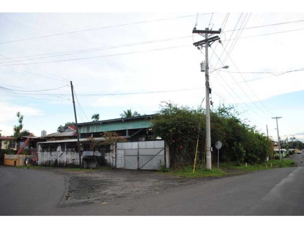 Se vende Terreno con oficinas y estructuras de galeras de 1,112 mts - 1