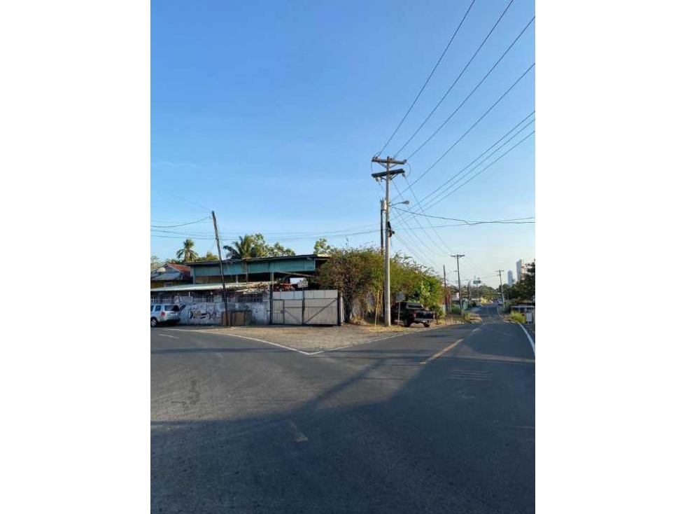 Se vende Terreno con oficinas y estructuras de galeras de 1,112 mts - 2