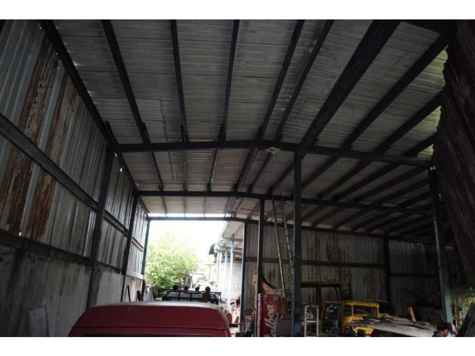 Se vende Terreno con oficinas y estructuras de galeras de 1,112 mts - 3