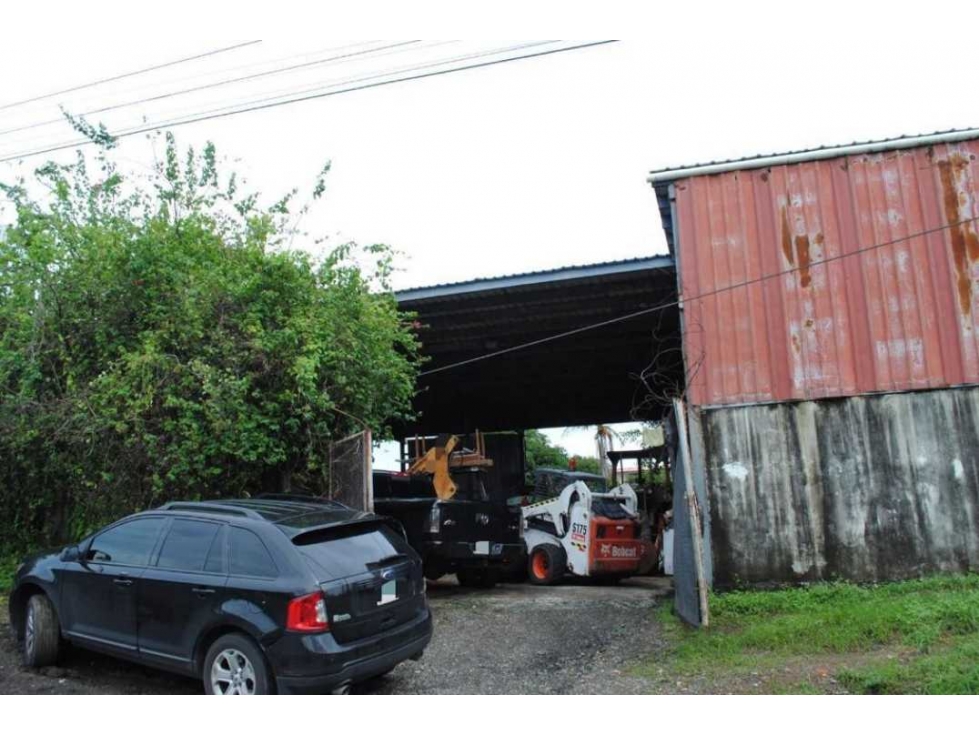 Se vende Terreno con oficinas y estructuras de galeras de 1,112 mts - 5
