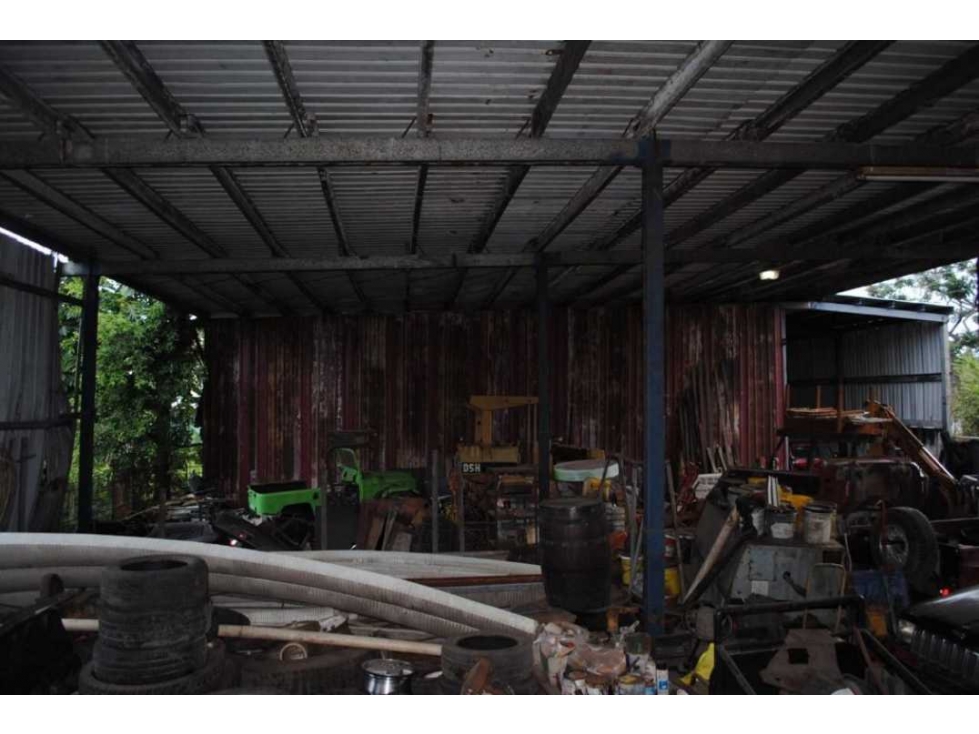 Se vende Terreno con oficinas y estructuras de galeras de 1,112 mts - 6