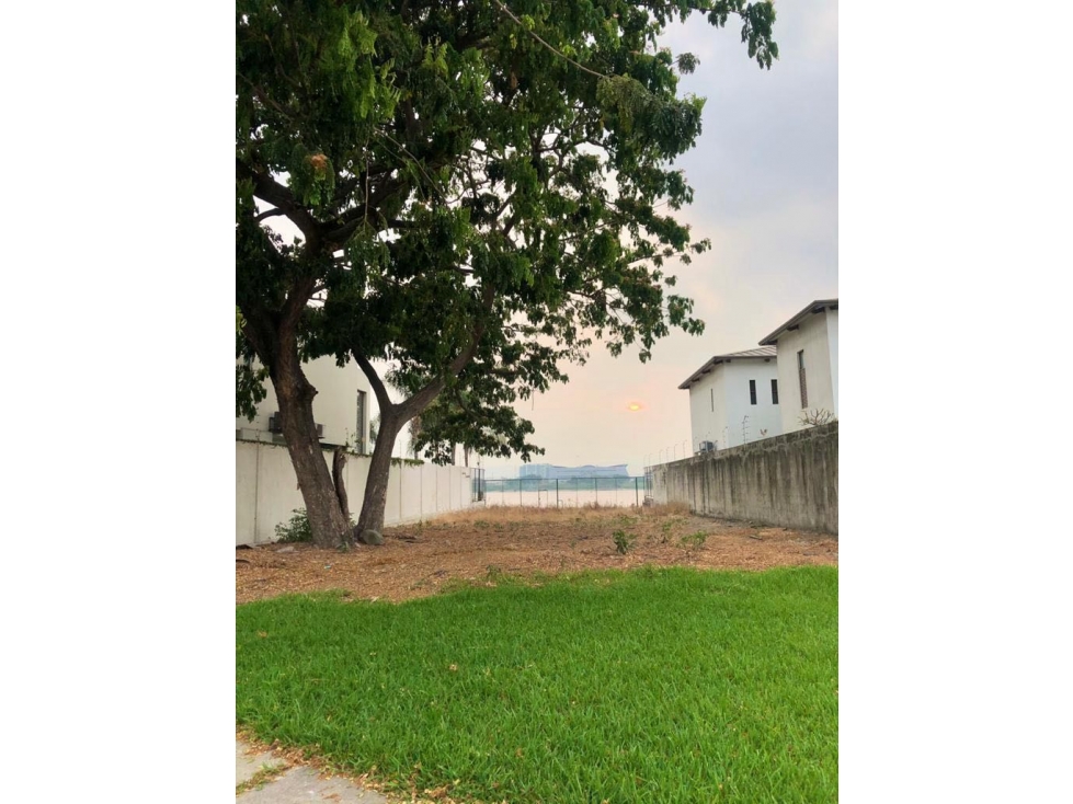 Se vende terreno con vista al río - 1