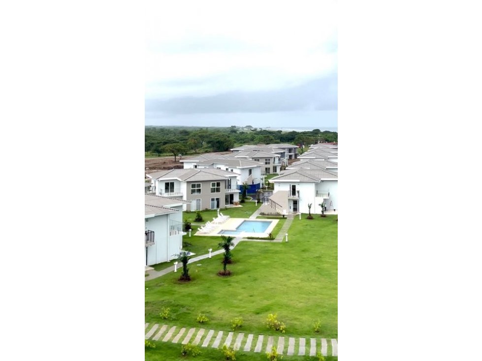 Se Vende TOWN HOME , en frente de Playa Caracol - 1