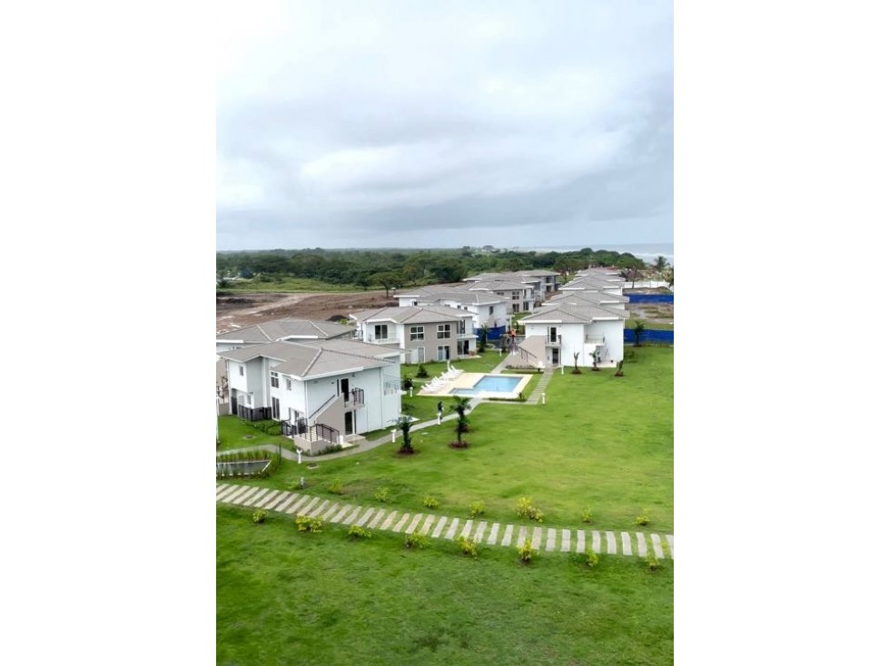Se Vende TOWN HOME , en frente de Playa Caracol - 2