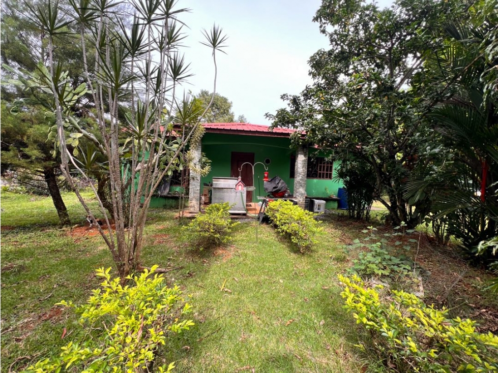 Se vende vivienda con un amplio terreno