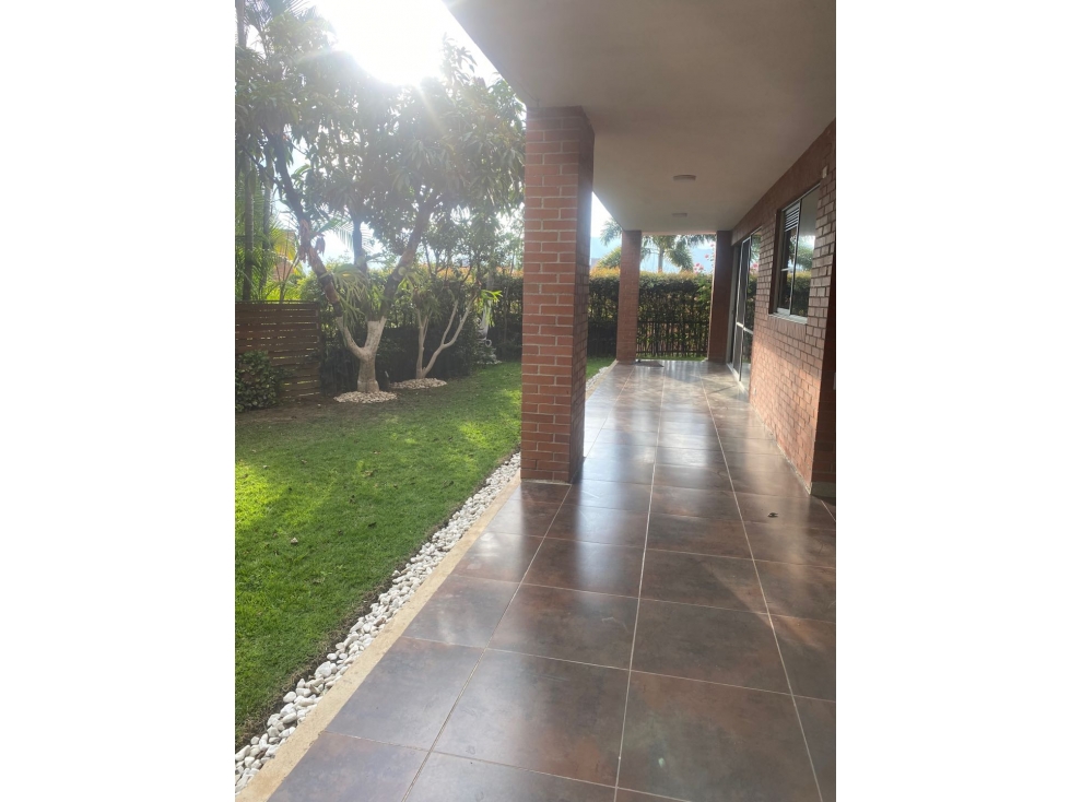 SE VENDE.CASA EN ENVÍGADO LOMA BENEDICTINOS. CERCA AL MALL SAN LUCAS