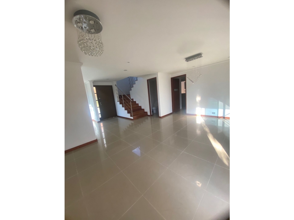 SE VENDE.CASA EN ENVÍGADO LOMA BENEDICTINOS. CERCA AL MALL SAN LUCAS — foto 2
