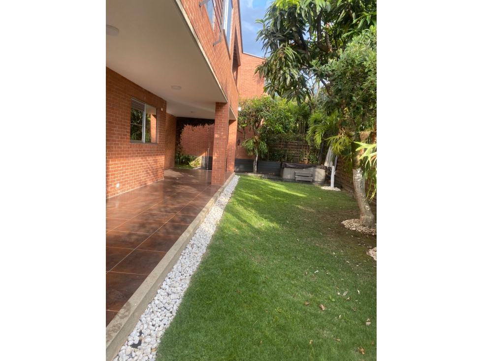 SE VENDE.CASA EN ENVÍGADO LOMA BENEDICTINOS. CERCA AL MALL SAN LUCAS — foto 4