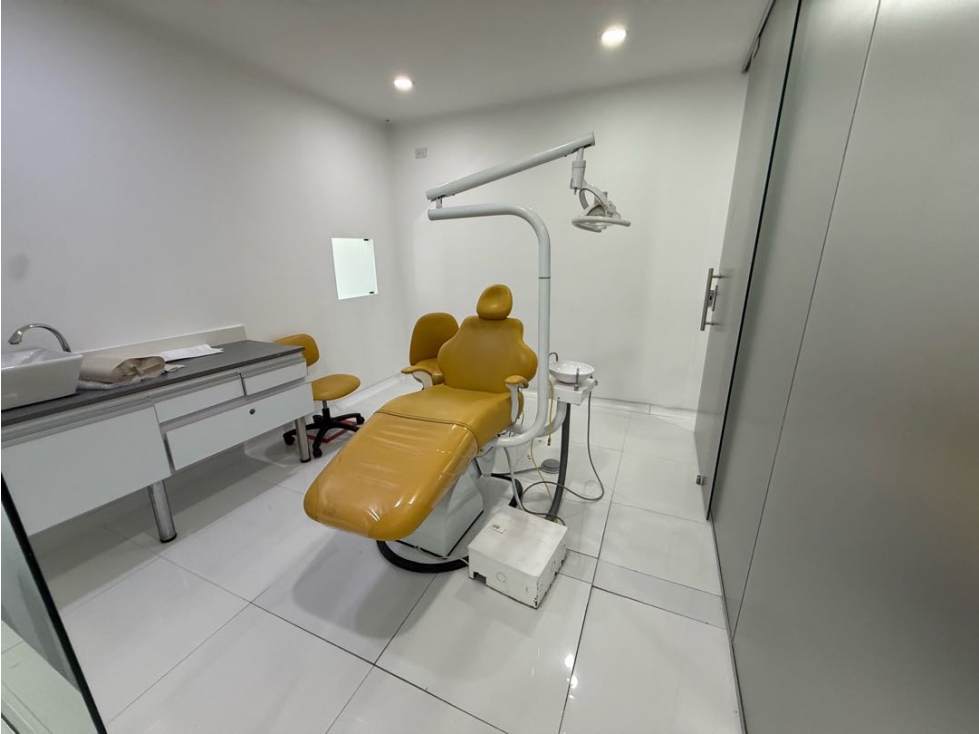 SE ARRIENDA AMPLIO CONSULTORIO EN LA ZONA DE LAS CLINICAS — foto 2