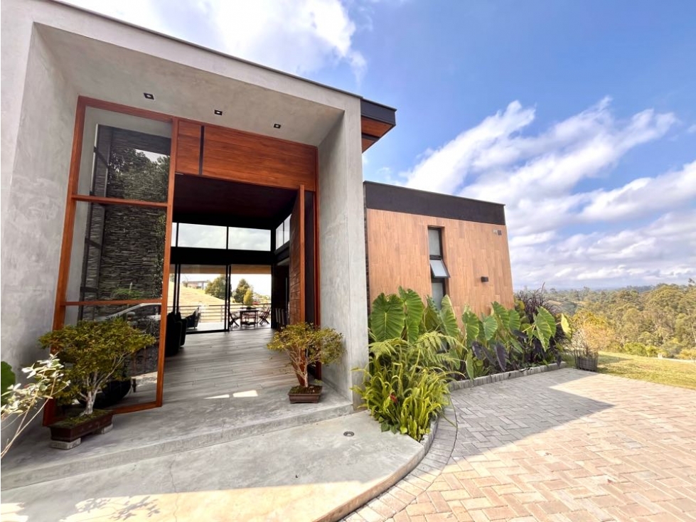 Serene Home in Llanogrande: Natural Connection and Modern Luxury