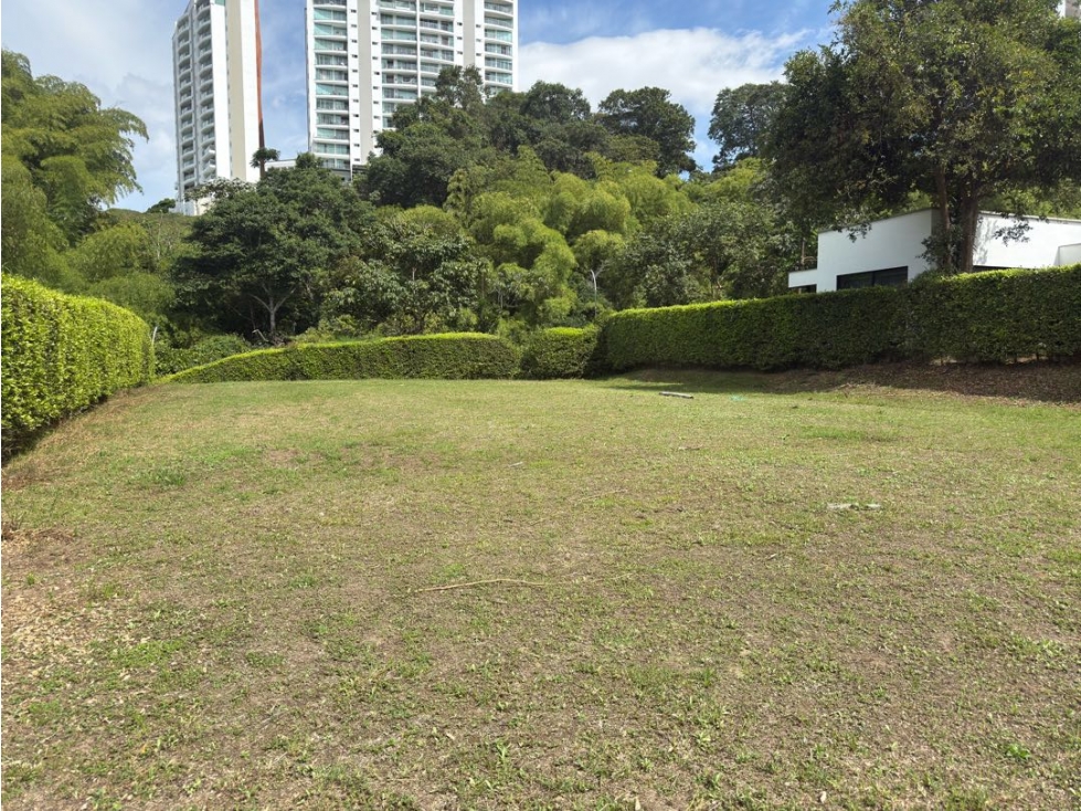 SE VENDE LOTE EN LA AVENIDA CENTENARIO EN LA RESERVA