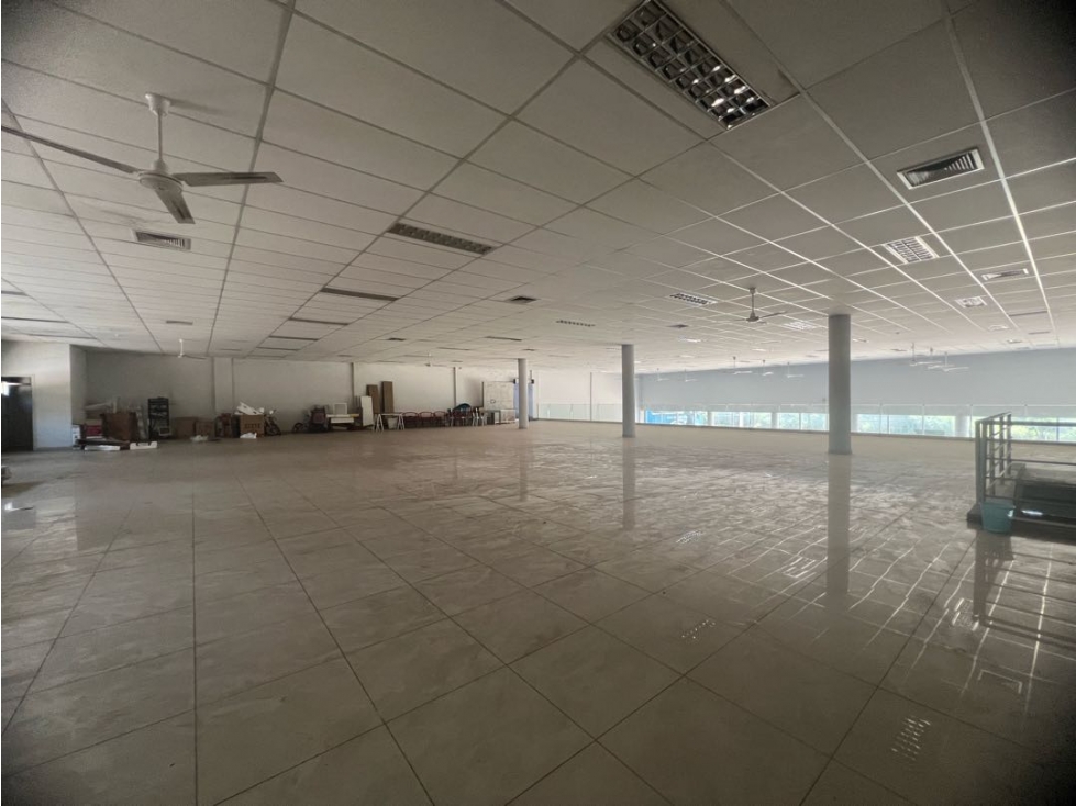 Showroom en el centro de Limpio con 1390m2 construido en dos plantas - 1