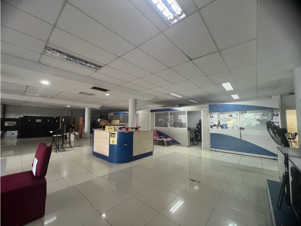 Showroom en el centro de Limpio con 1390m2 construido en dos plantas - 2