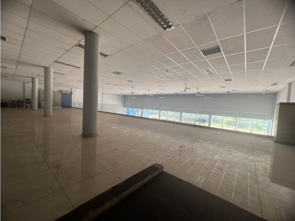 Showroom en el centro de Limpio con 1390m2 construido en dos plantas - 3