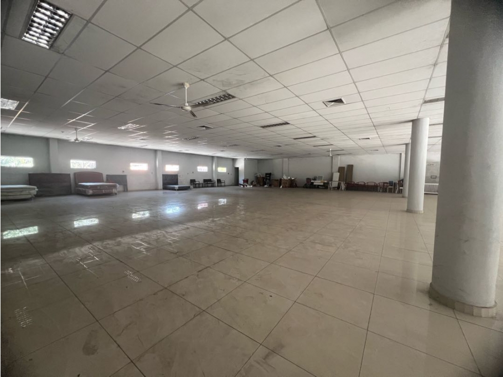 Showroom en el centro de Limpio con 1390m2 construido en dos plantas - 4