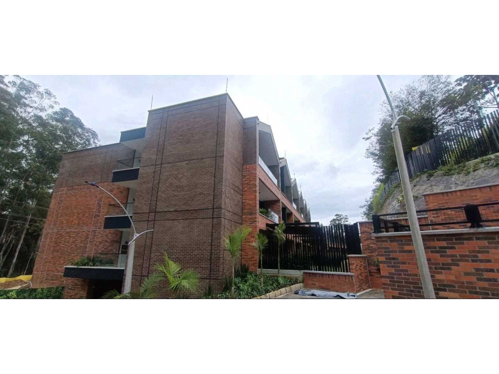 Oportunidad! Suite en primer piso En El Retiro en Multifamily
