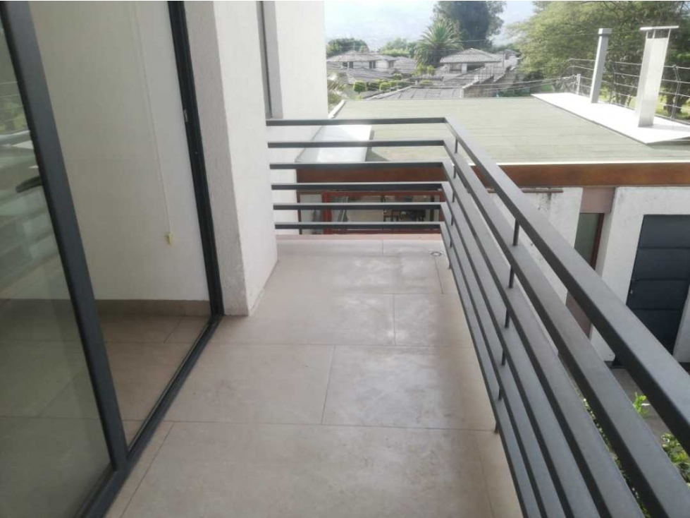 SUITE EN RENTA, SECTOR TUMBACO, CON 60m2, Y BALCON — foto 2