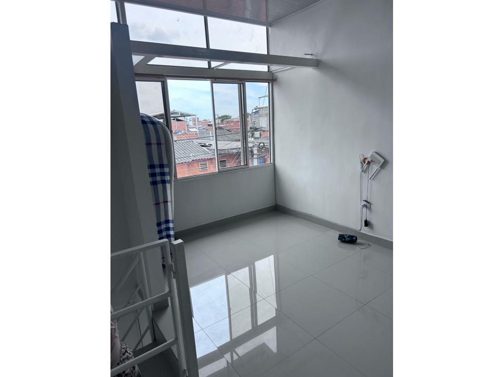 TERCER PISO EN ALQUILER BARRIO CEREZOS DE LA ITALIA — foto 2