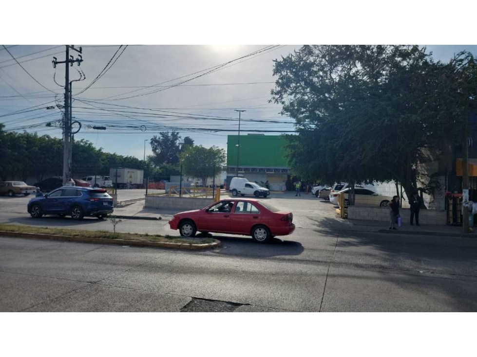 Terreno de 400 m² en renta sobre Av. Juan de la Barrera - 5