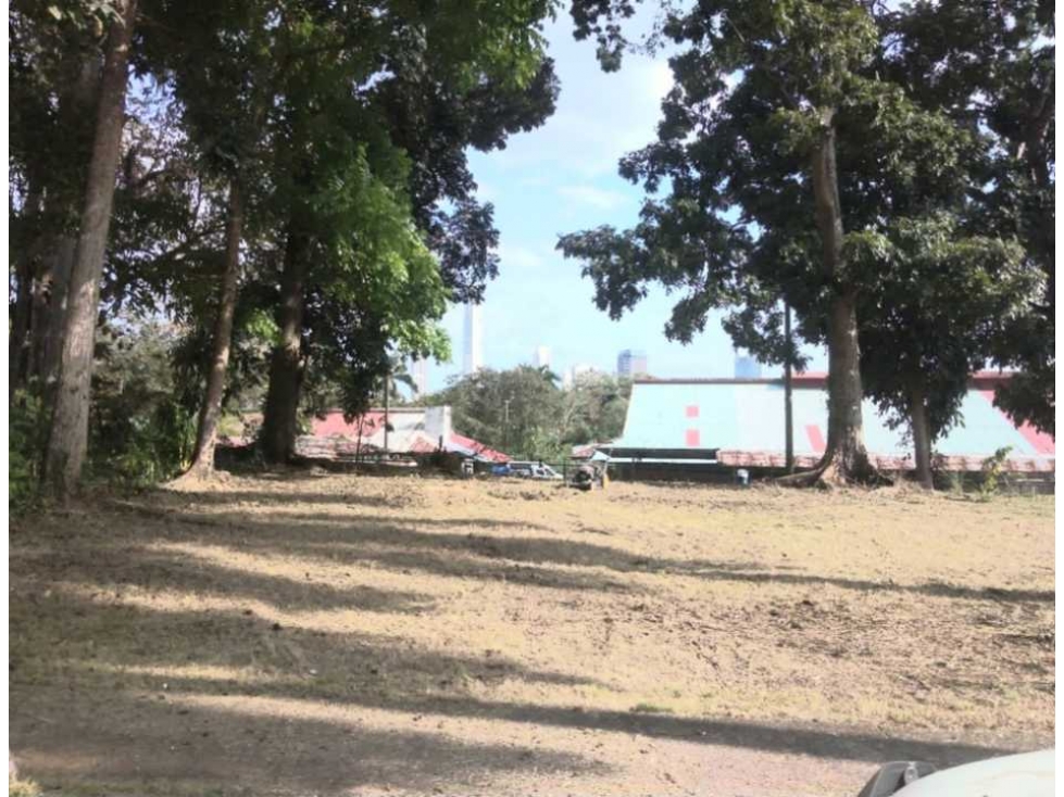 TERRENO EN ALTOS DE CURUNDÚ CIUDAD DE PANAMÁ 300 M2 - 2