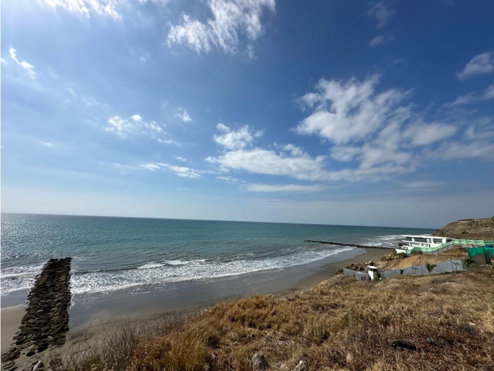 TERRENO EN PRIMERA LÍNEA AL MAR DE 1.000 M2, EN URB MARINA BLUE, MANTA - 1