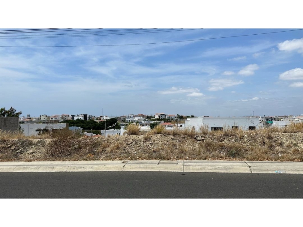 TERRENO EN URBANIZACIÓN ALTOS DE MANTA BEACH, SUR DE MANTA - 1
