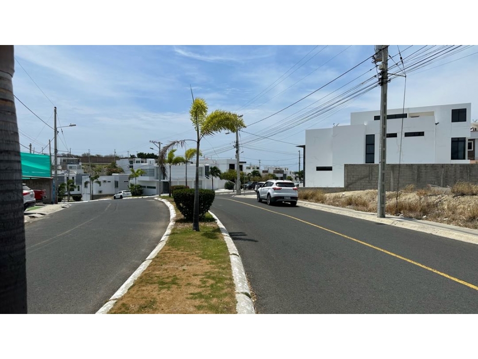 TERRENO EN URBANIZACIÓN ALTOS DE MANTA BEACH, SUR DE MANTA - 4