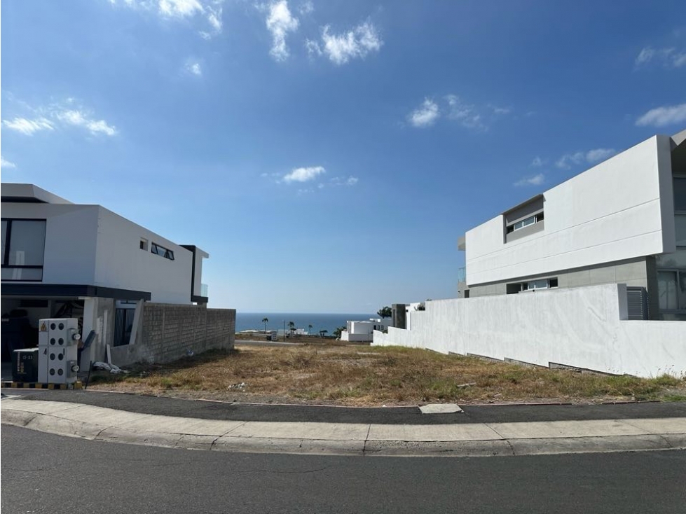 TERRENO EN URBANIZACIÓN MARINA BLUE, SUR DE MANTA - 2