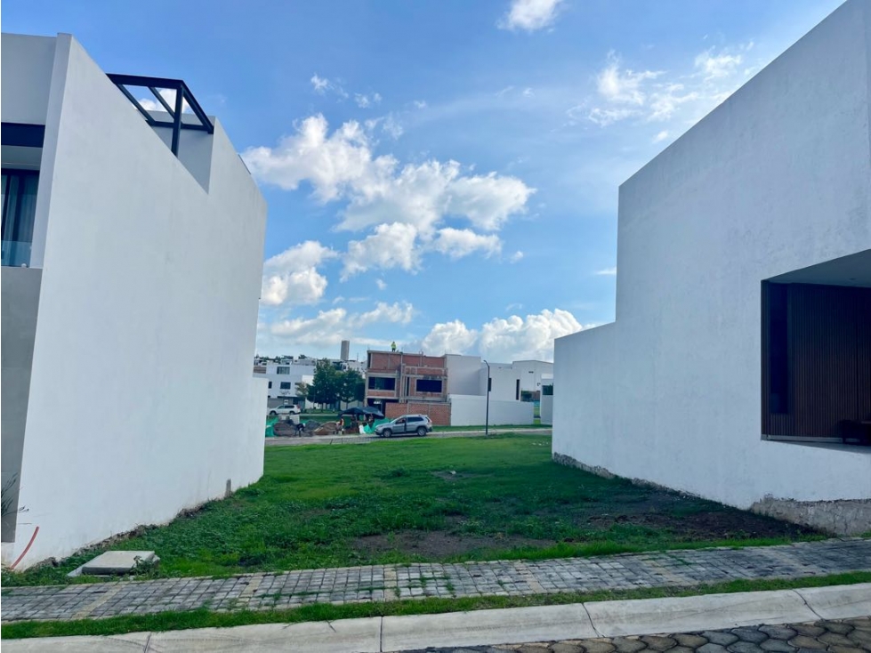 Terreno en venta en Lomas de Angelópolis - 1