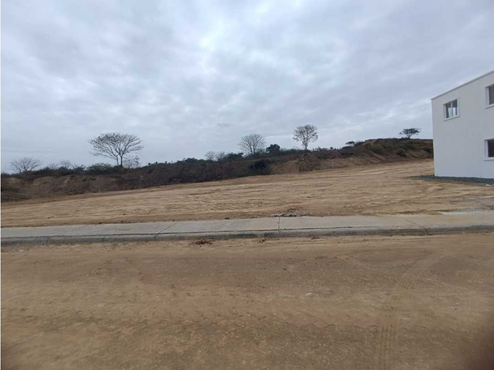Dos Terrenos En Venta en Santa Eltena Urb Centro de Viajes