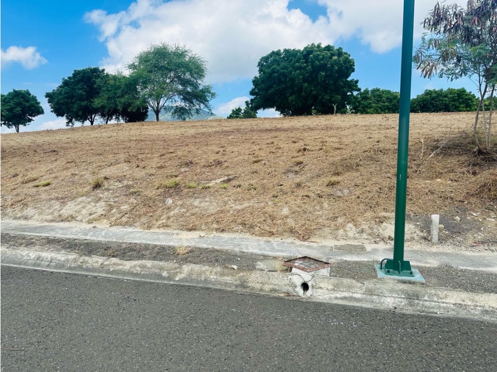 Terreno pendiente positiva de venta en Urb. Montecristi Golf-Manabí.