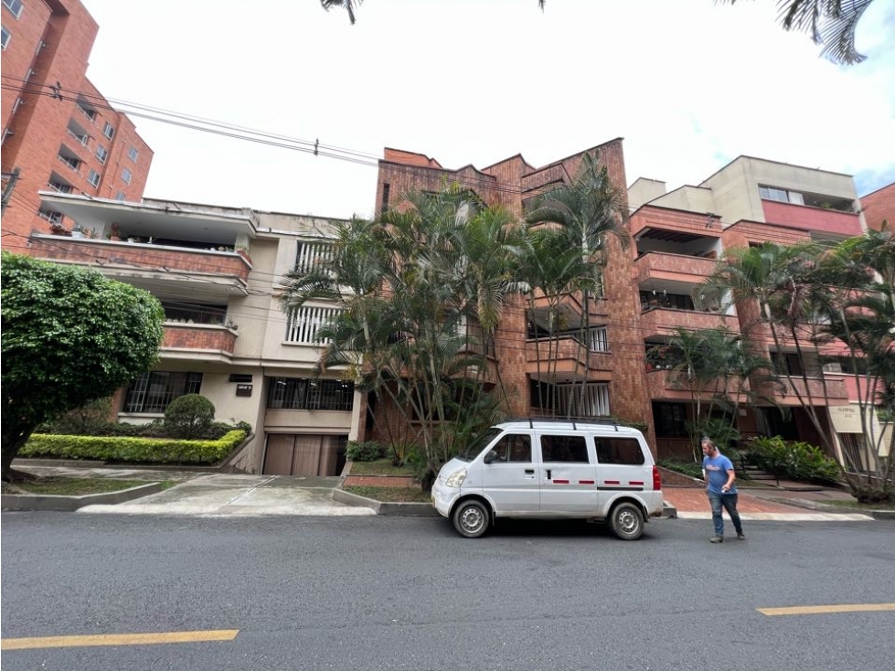 TRES EDIFICIOS JUNTOS EN EL CORAZÓN DE LAURELES A LA VENTA